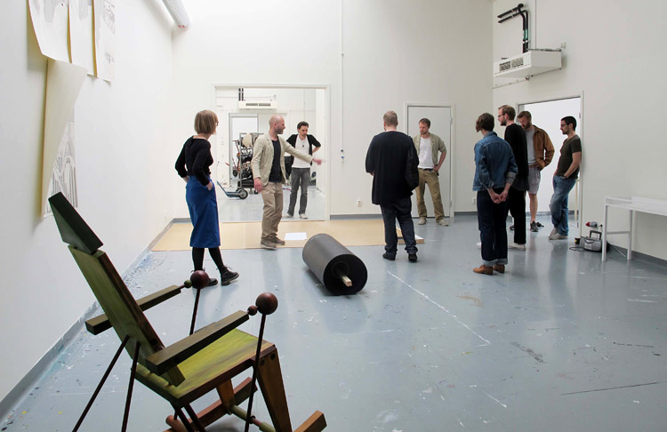 Curator Gustaf Nordenskiöld discussing the floor planning with Bachelor students from Interior Architecture and Furniture Design.